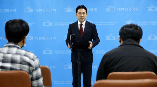 장동혁 국민의힘 원내대변인이 10일 서울 여의도 소통관에서 이재명 더불어민주당 대표의 '극단적인 친일국방 발언' 관련 브리핑을 한 뒤 기자들의 질문에 답하고 있다.<국회사진기자단·연합뉴스>